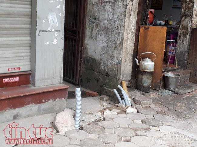 Dây điện, dây cáp viễn thông 'giăng bẫy' người dân trên phố ở Hà Nội ảnh 11